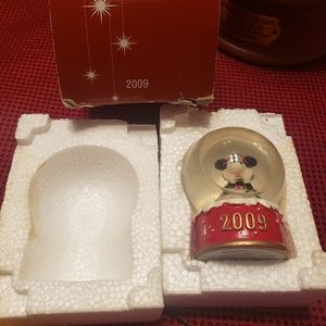 Disney snow globe, 2009 mickey mouse